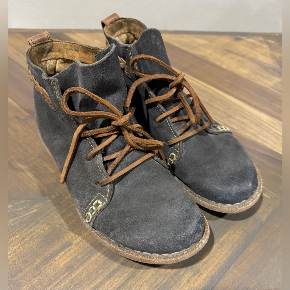 Born Women's Temple II Boot Size 8.5 Lace Up Dark Grey Suede Distressed Bootie